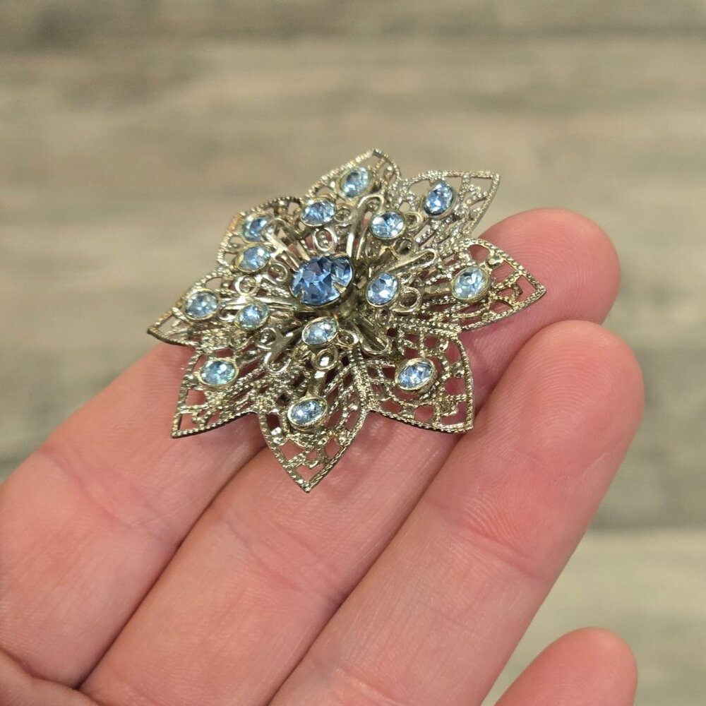 Vintage Blue Rhinestone Flower Brooch Silver Tone Filigree Mid Century - Picture 5 of 10